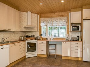 Kylskåp, mikrovågsugn, diskmaskin och grytor/köksredskap