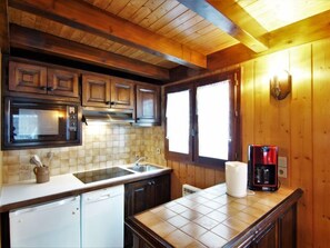 Fridge, oven, dishwasher, cookware/dishes/utensils - Pierre Blanche by Interhome (Les Houches)