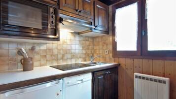 Fridge, oven, dishwasher, cookware/dishes/utensils