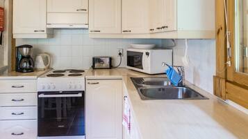 KylskÄp, mikrovÄgsugn, diskmaskin och grytor/köksredskap