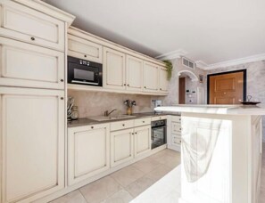 Refrigerador, microondas, horno y lavavajillas 