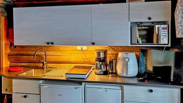 Fridge, microwave, dishwasher, cookware/dishes/utensils