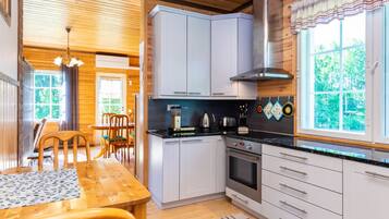 Frigorifero, microonde, lavastoviglie, pentole/stoviglie/utensili