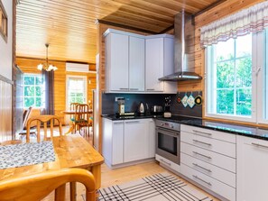 Kylskåp, mikrovågsugn, diskmaskin och grytor/köksredskap