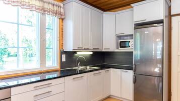 Frigorifero, microonde, lavastoviglie, pentole/stoviglie/utensili