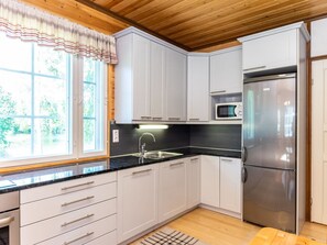 Kylskåp, mikrovågsugn, diskmaskin och grytor/köksredskap