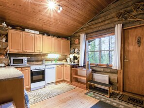 Een koelkast, een magnetron, een vaatwasser, kookgerei, borden en bestek