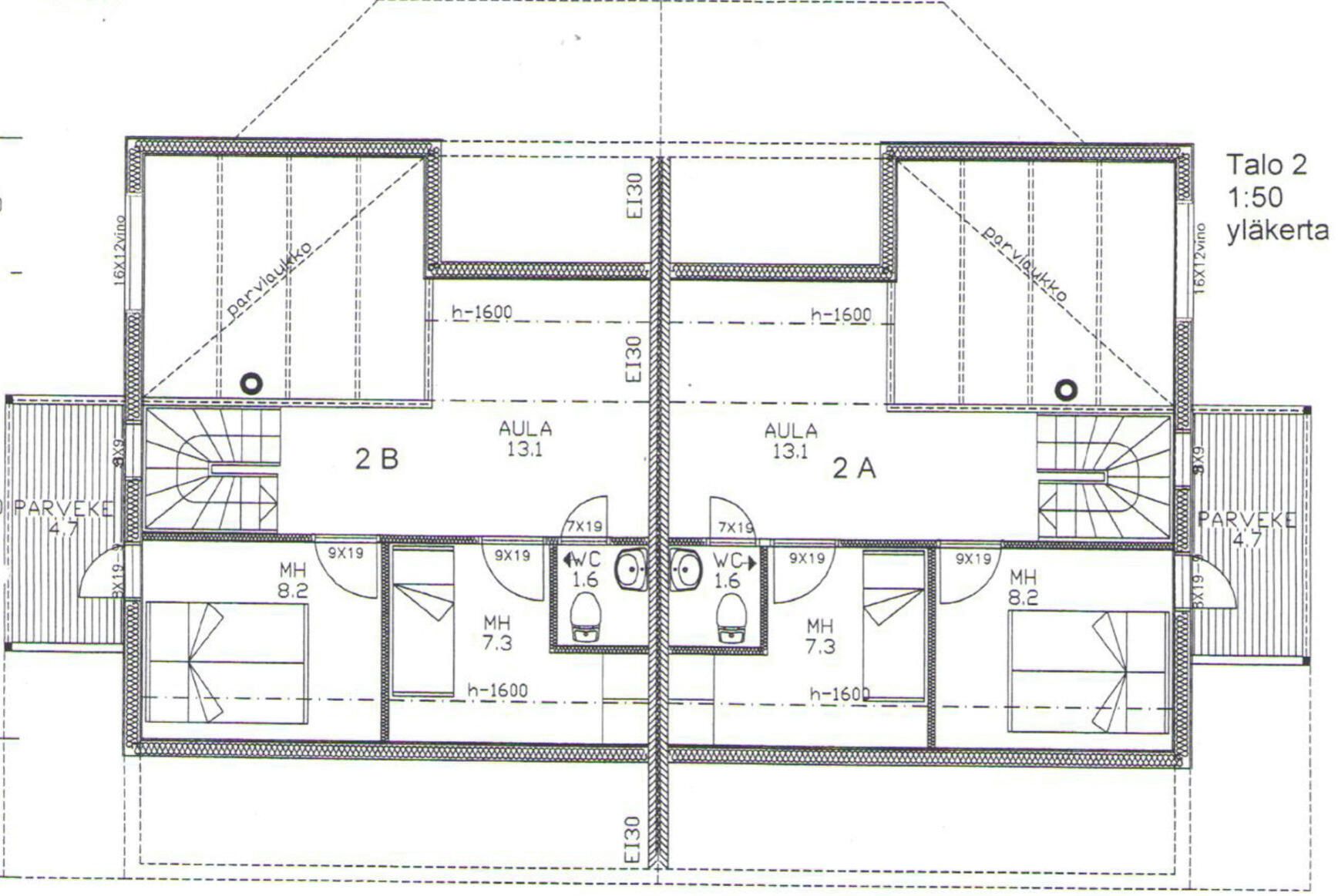 Ein Grundriss eines Hotels mit zwei Flügeln, bezeichnet als 2A und 2B, die jeweils mehrere Zimmer und einem zentralen Atrium beinhalten.