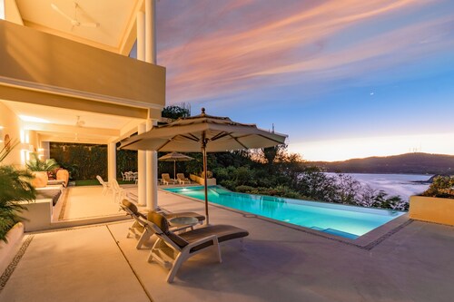 Luxe Oceanfront Condo Overlooking Resort District