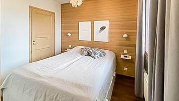 2 bedrooms, travel cot, Internet