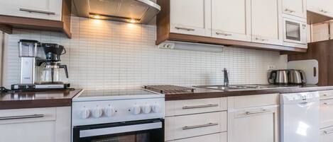 Geladeira, micro-ondas, lava-louças