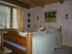 2 bedrooms, iron/ironing board, WiFi