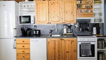 KĂŒhlschrank, Mikrowelle, GeschirrspĂŒler, Kochgeschirr/Geschirr/Besteck