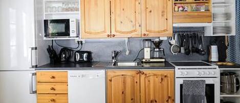 Køleskab, mikrobølgeovn, opvaskemaskine, køkkentøj/tallerkener/redskaber