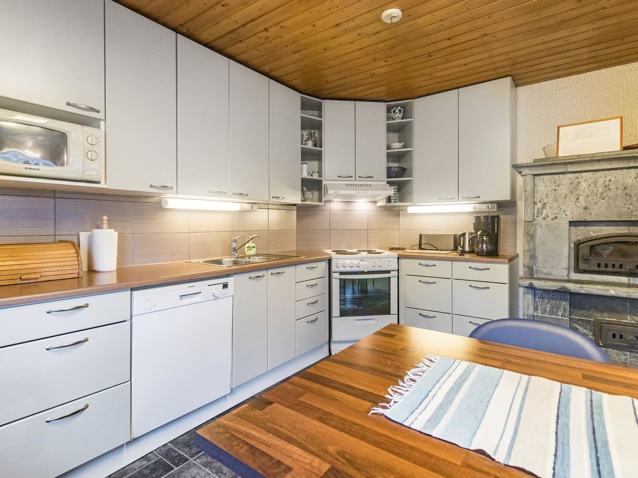 Kjøleskap, mikrobølgeovn, oppvaskmaskin og kjøkkenutstyr