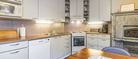 Fridge, microwave, dishwasher, cookware/dishes/utensils