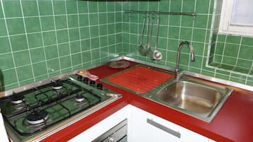 Køleskab, ovn, køkkentøj/tallerkener/redskaber