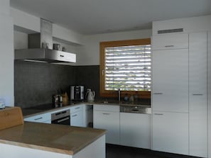 Réfrigérateur, four, lave-vaisselle, chaise haute