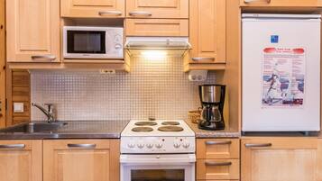 Fridge, microwave, dishwasher, cookware/dishes/utensils