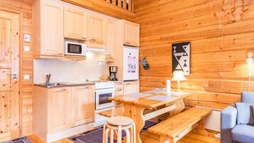 Fridge, microwave, dishwasher, cookware/dishes/utensils