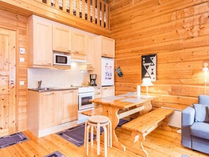 ثلاجة، ميكروويف، غسالة أطباق، مستلزمات طهي/أطباق/أوعية