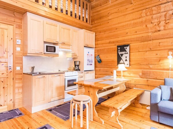 Kylskåp, mikrovågsugn, diskmaskin och grytor/köksredskap