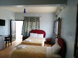 Triple Room | Minibar, desk, free WiFi, bed sheets