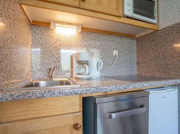 Een koelkast, een magnetron, een oven, een vaatwasser