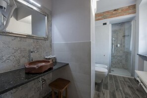Dusche, kostenlose Toilettenartikel, Haartrockner, Bidet