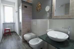 Dusche, kostenlose Toilettenartikel, Haartrockner, Bidet