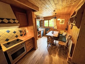Refrigerador, horno, lavavajillas y utensilios de cocina