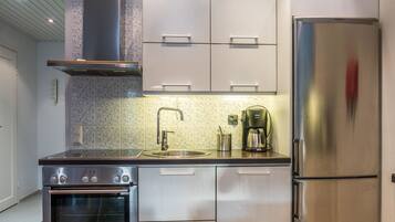 Jääkaappi, mikroaaltouuni, astianpesukone, syöttötuoli