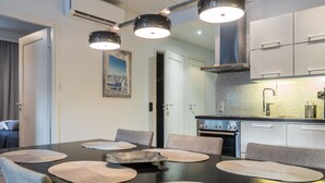 Une cuisine moderne dotée d’un îlot central, d’un four encastré et d’appareils électroménagers en acier inoxydable.