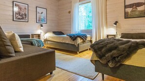 Una habitación acogedora con cama, sofá, escritorio y ventana.