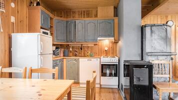 Køleskab, mikrobølgeovn, opvaskemaskine, køkkentøj/tallerkener/redskaber