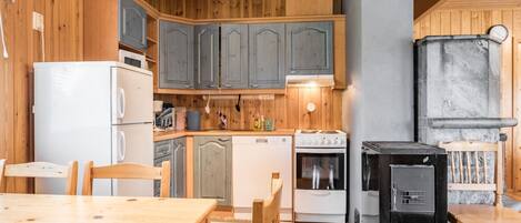 Køleskab, mikrobølgeovn, opvaskemaskine, køkkentøj/tallerkener/redskaber