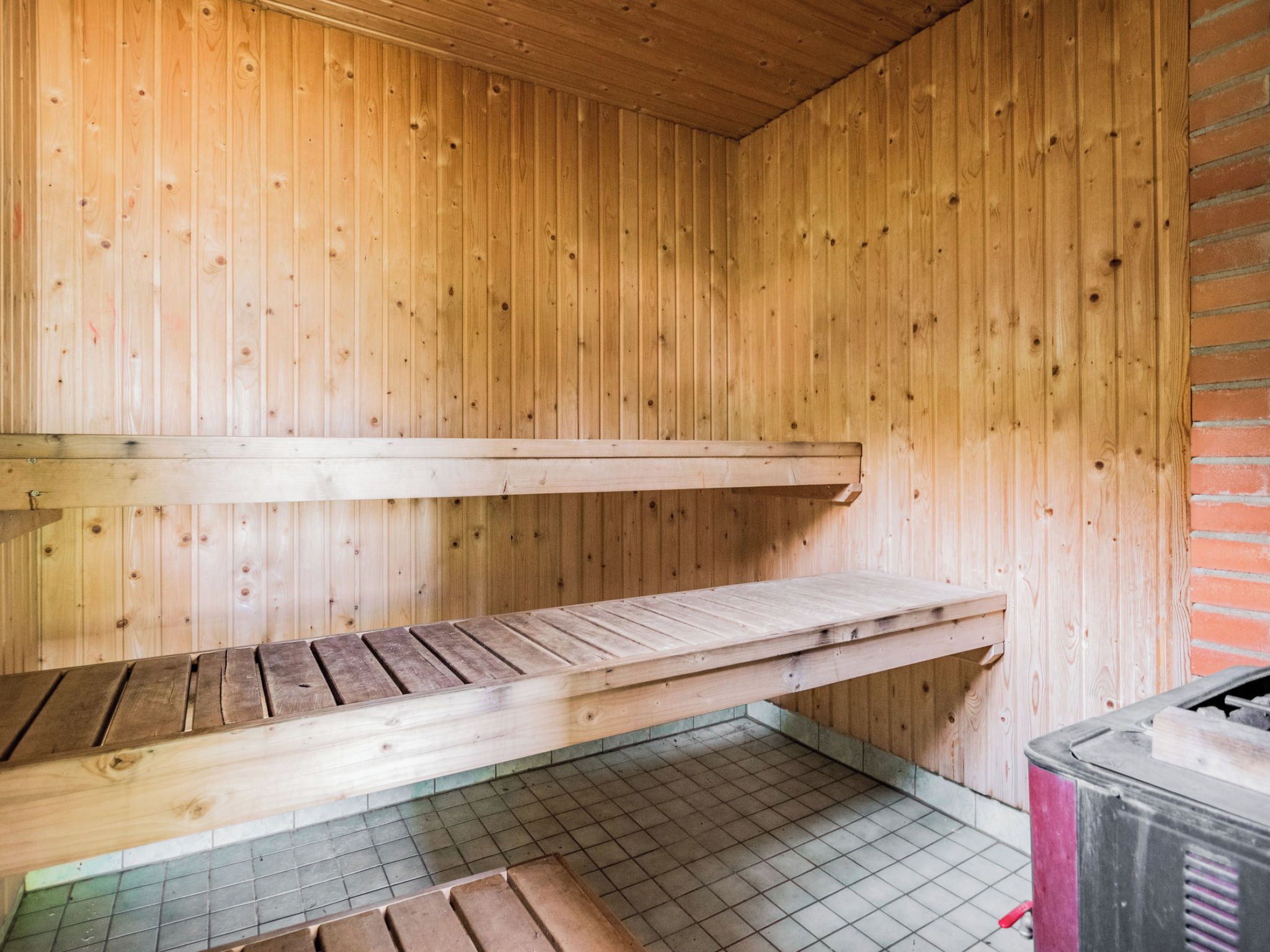 Una sauna con pareti e panche in legno.