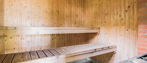 Een sauna met houten wanden en banken.