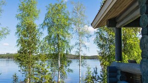 A cabin with a view of a calm lake surrounded by trees. - Vacation home Norppa by Interhome (Puumala)