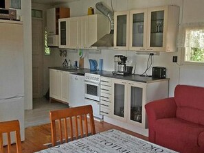 Refrigerador, microondas, lavavajillas y utensilios de cocina 