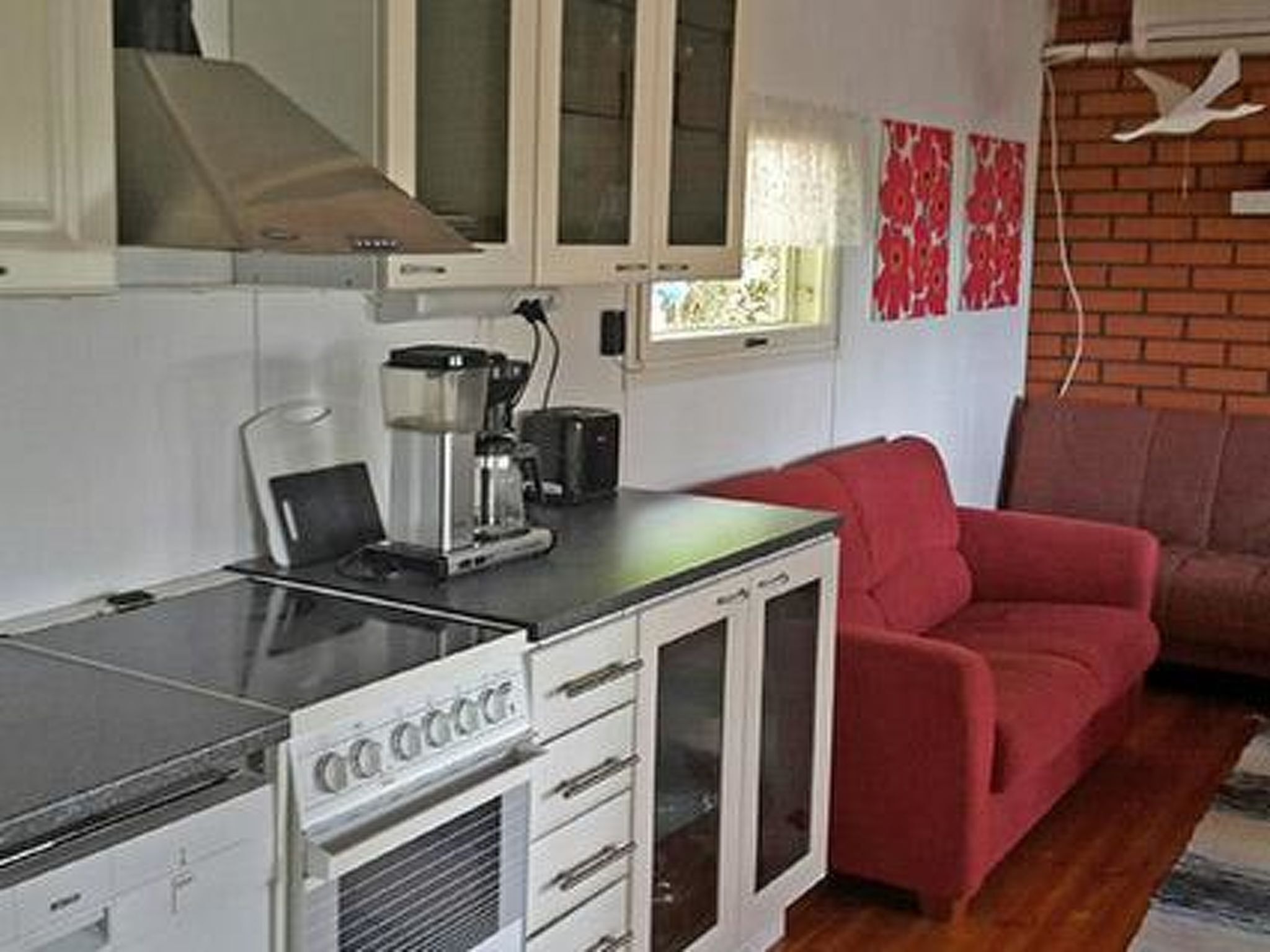 Frigorífico, microondas, lavavajillas y utensilios de cocina