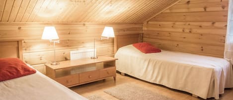 Ein gemütliches Zimmer mit zwei Betten, einem Nachttisch und zwei Nachttischlampen.