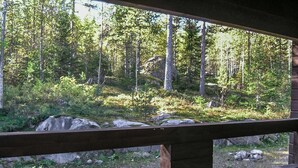 Una terraza de madera con vista a una zona boscosa.