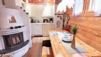 Frigorifero, microonde, lavastoviglie, pentole/stoviglie/utensili