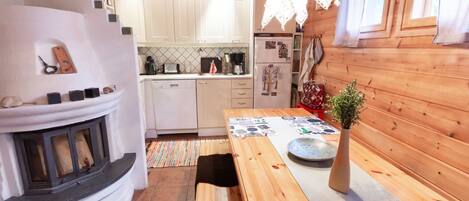 Fridge, microwave, dishwasher, cookware/dishes/utensils