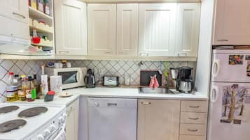 Frigorifero, microonde, lavastoviglie, pentole/stoviglie/utensili