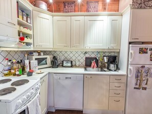 Frigorifero, microonde, lavastoviglie, pentole/stoviglie/utensili