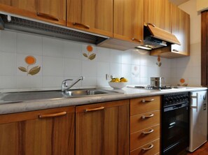 Frigorifero, forno, pentole/stoviglie/utensili, tavolo da pranzo