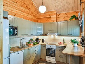 Fridge, microwave, dishwasher, cookware/dishes/utensils