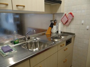 Réfrigérateur, four, batterie de cuisine, vaisselle et ustensiles